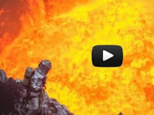 Φωτογραφία για VIDEO: Στέκεται 30 μέτρα από τη λάβα ηφαιστείου!
