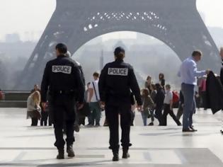 Φωτογραφία για Απαγόρευσε η Γαλλική Αστυνομία διαδηλώσεις ισλαμιστών στο Παρίσι...και συνέλαβε έναν άνδρα που ζητούσε τον αποκεφαλισμό του διευθυντή της σατιρικής εφημερίδας.