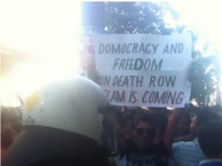 Φωτογραφία για Μια εικόνα χίλιες λέξεις...Φώτο πριν από τα επεισόδια των ισλαμιστών στο κέντρο της Αθηναμπάντ