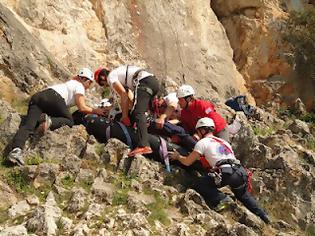 Φωτογραφία για Συνεχίζεται η επιχείρηση ανάσυρσης νεκρού ορειβάτη από τη χαράδρα του Βίκου