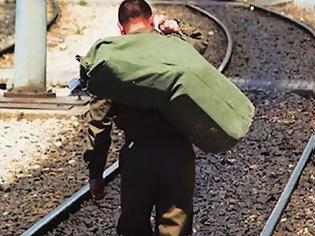 Φωτογραφία για Ελεγκτές του ΟΣΕ κατεβάζουν στρατιώτη από το τρένο ... Δείτε το λόγο