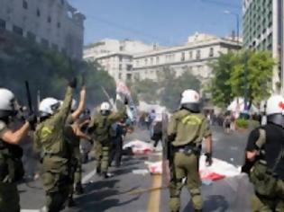 Φωτογραφία για Τα ΜΑΤ πανηγυρίζουν για τα έργα τους με τα γκλομπ υψωμένα!