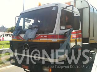 Φωτογραφία για Χαλκίδα: Κρέμασαν παντελόνια στα φορτηγά και έκλεισαν την γέφυρα! [video]