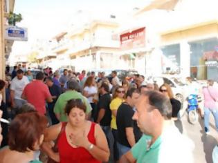 Φωτογραφία για Κατέβασαν ρολά στη ΔΟΥ για να μην κλείσει