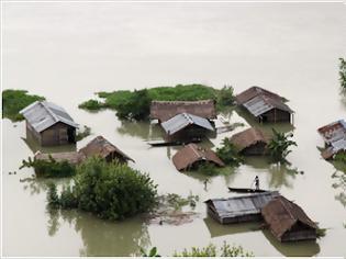 Φωτογραφία για Ινδία: 2 εκατομμύρια άστεγοι και 18 νεκροί από τις πλημμύρες