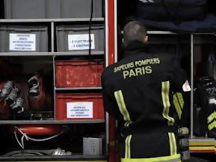 Φωτογραφία για Γαλλία: Πυροσβέστες γκρέμισαν ένα σπίτι για να απεγκλωβίσουν έναν υπέρβαρο ασθενή