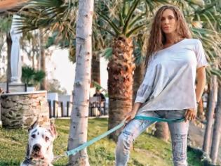 Φωτογραφία για Φώτο Πάολα : Δείτε την τραγουδίστρια να βγάζει βόλτα το σκυλί της!!!! Φωτό Πάολα: Δείτε την τραγουδίστρια να βγάζει βόλτα το σκυλί της!!!!