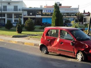 Φωτογραφία για Απίθανο τροχαίο στην πράσινη γωνία Τρικάλων