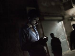 Φωτογραφία για «Πόλεμος» νεύρων από τον Άσαντ με sms στους Σύρους αντάρτες