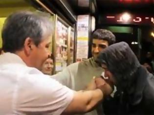 Φωτογραφία για Συγκινητικό βίντεο: Το ευχαριστώ στον ιδιοκτήτη μπαρ που προστάτευσε διαδηλωτές
