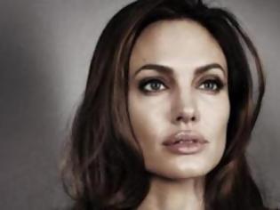 Φωτογραφία για A. Jolie: Πρωτοσέλιδο περιοδικού την θέλει να πάσχει από ηπατίτιδα C