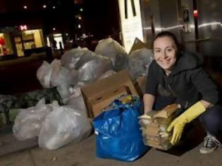 Φωτογραφία για Τρώει από τα σκουπίδια για να κάνει οικονομία