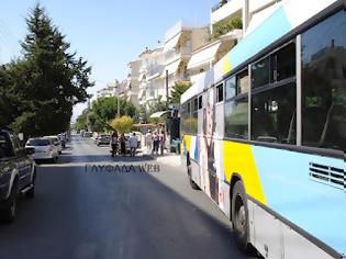 Φωτογραφία για Σύγκρουση λεωφορείου με επιβατικό στη Γλυφάδα