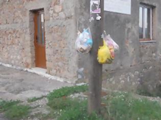 Φωτογραφία για Μπαμπίνη Ξηρομέρου: Κρέμασμα σκουπιδιών σε στύλο της ΔΕΗ!