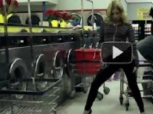 Φωτογραφία για VIDEO: Γυναίκα επιδίδεται σε ξέφρενες χορευτικές φιγούρες στα δημόσια πλυντήρια!