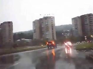 Φωτογραφία για Κεραυνός χτυπάει αυτοκίνητο on camera (Video)