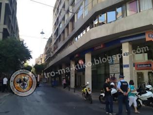 Φωτογραφία για Πριν λίγο: Τι δήλωσε ο απεγνωσμένος εργολάβος που απειλούσε να καεί στο κέντρο της Αθήνας - Δείτε video