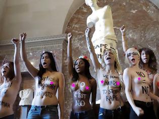 Φωτογραφία για Topless διαμαρτυρία μπροστά στην Αφροδίτη της Μήλου