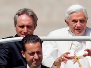 Φωτογραφία για Διαψεύδει το Βατικανό τις καταγγελίες του πρώην οικονόμου του Πάπα για κακοποίηση