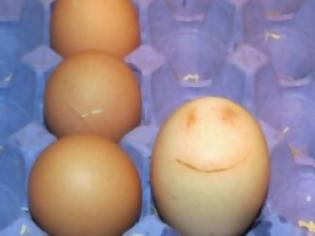 Φωτογραφία για Η κότα της γέννησε… χαμογελαστό αυγό!