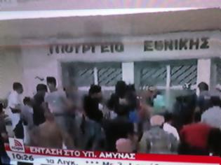 Φωτογραφία για Εισβολή στο ΥΕΘΑ! Οι εργαζόμενοι των Ναυπηγείων έσπασαν τη πύλη και μπήκαν στο υπουργείο!