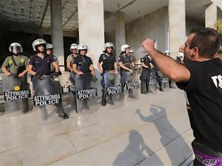 Φωτογραφία για Παραμένουν έξω από τη ΓΑΔΑ οι εργαζόμενοι των Ναυπηγείων