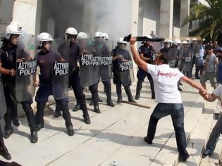 Φωτογραφία για Αυτεπάγγελτη δίωξη στο προεδρείο των ναυτεργατών - Παραμένουν έξω από την ΓΑΔΑ σε ένδειξη συμπαράστασης.