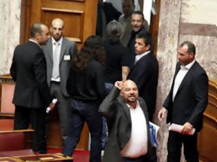 Φωτογραφία για Άγριος καβγάς! Βουλευτές της Χρυσής Αυγής έβρισαν τους πάντες κι έφυγαν από τη Βουλή (VIDEO)