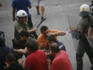 Φωτογραφία για Σε διαθεσιμότητα ο αστυνομικός που χτύπησε διαδηλωτή με τη λαβή του γκλοπ