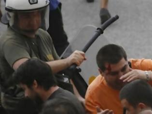 Φωτογραφία για Σε διαθεσιμότητα ο αστυνομικός που χτύπησε με ανάποδο γκλομπ διαδηλωτή των Ναυπηγείων..