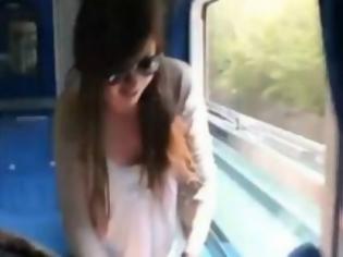 Φωτογραφία για ΣΟΚ: Παραλίγο να την αποκεφαλίσει το τρένο! [video]