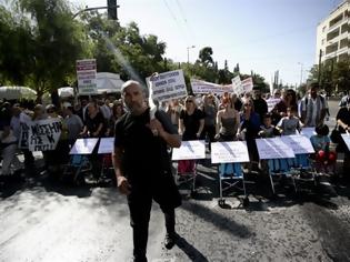 Φωτογραφία για Η Κοινωνία εκτραχηλίζεται, το χετε πάρει χαμπάρι;