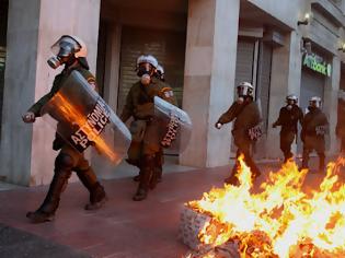 Φωτογραφία για Επίθεση με μολότοφ εναντίον διμοιρίας των ΜΑΤ στα γραφεία του ΠΑΣΟΚ