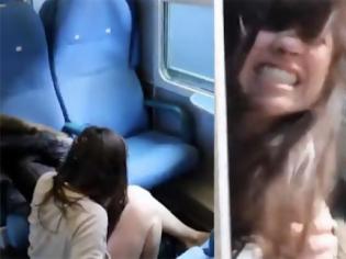 Φωτογραφία για Σοκαριστικό βίντεο!! Τρένο παραλίγο να την αποκεφαλίσει ενώ έπαιζε με τον φίλο της