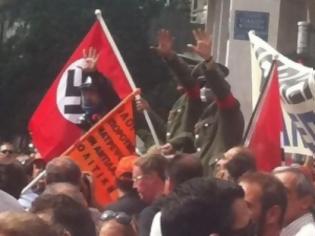 Φωτογραφία για ΦΩΤΟ: Διαδηλωτές με ναζιστικές σημαίες και σβάστικες μουτζώνουν τη Βουλή