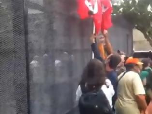 Φωτογραφία για Ένταση μπροστά στο φράχτη - Διαδηλωτές καίνε ναζιστικές σημαίες..ΒΙΝΤΕΟ.