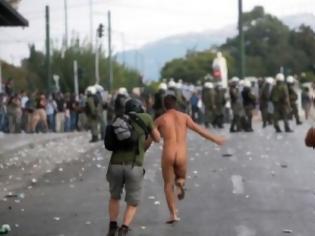 Φωτογραφία για Ποιος είναι ο γυμνός διαδηλωτής του Συντάγματος