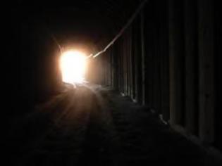 Φωτογραφία για Με τόσο φως στο τούνελ, προτιμώ το σκοτάδι...