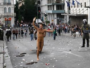 Φωτογραφία για Ποιος είναι ο γυμνός διαδηλωτής στη πλατεία Συντάγματος