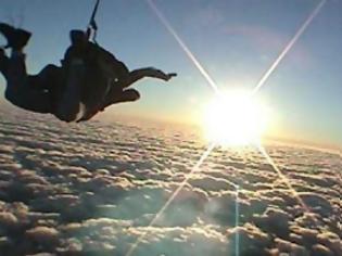 Φωτογραφία για Felix Baumgartner: Παρακολουθήστε τον να κάνει ελεύθερη πτώση από ύψος 36.5 km! [video]