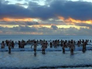 Φωτογραφία για ΔΕΣ ΦΩΤΟ: Τι κάνουν 200 γυμνοί στη θάλασσα;