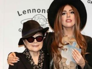 Φωτογραφία για Βραβείο ειρήνης απένειμε η Γιόκο Όνο στη Lady Gaga [video]