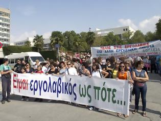 Φωτογραφία για Συνεχίζουν τις κινητοποιήσεις οι εργολαβικοί υπάλληλοι του ΑΠΘ