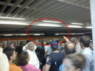 Φωτογραφία για Δείτε που ανέβηκε ο αλλοδαπός ληστής του Μετρό του Συντάγματος.