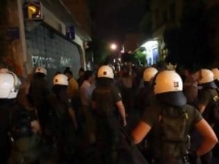 Φωτογραφία για ΒΙΝΤΕΟ: Βουλευτής της Χρυσής Αυγής άρπαξε προσαχθέντα από τα χέρια της αστυνομίας!