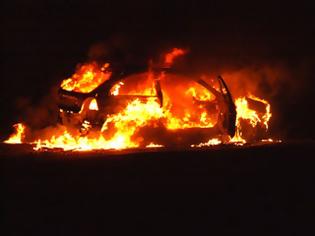 Φωτογραφία για Στις φλόγες τυλίχθηκε αυτοκίνητο στη Γλυφάδα