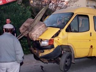 Φωτογραφία για Ένα νεκρό παιδί σε σύγκρουση ΙΧ με σχολικό λεωφορείο