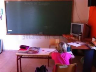 Φωτογραφία για ΦΩΤΟ: Μοναχοπαίδι στο σπίτι και στην τάξη η μικρή Ιωάννα από τη Γαύδο