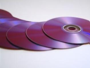 Φωτογραφία για Διακινούσαν εκατοντάδες πλαστά cd και dvd