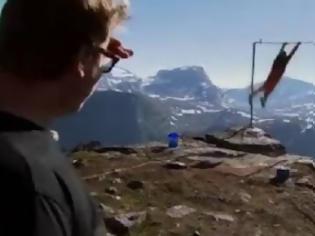 Φωτογραφία για Bίντεο που κόβει κυριολεκτικά την ανάσα! Έπεσε στο κενό από τα 1200 μέτρα και έζησε! [video]